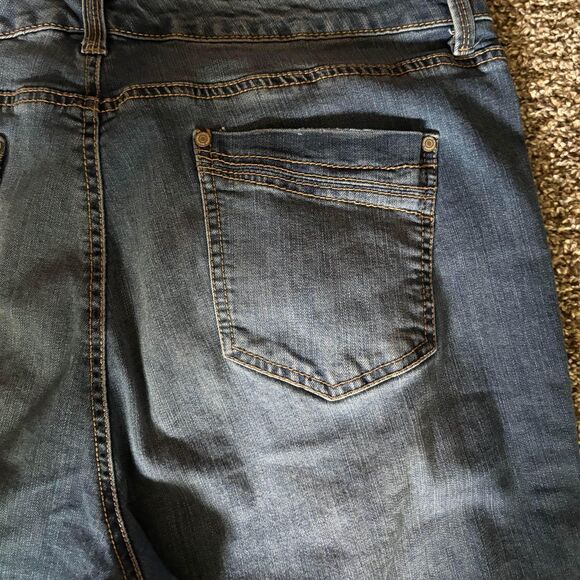 Women’s size 16 Bandolino Riley Bermuda Jean Shorts Denim - Picture 5 of 5